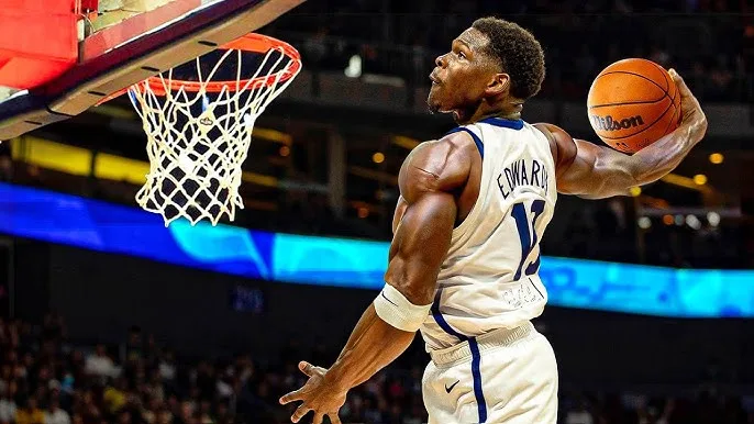 篮球比赛中精彩的扣篮瞬间